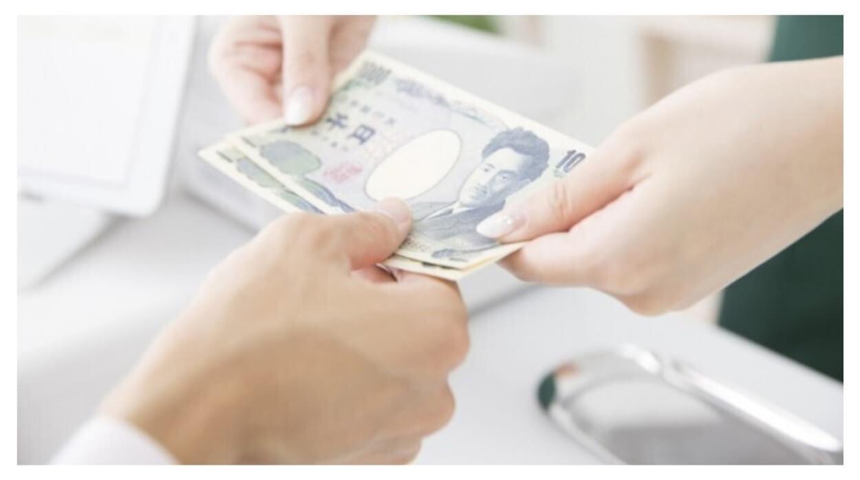 施術後のお支払いの様子